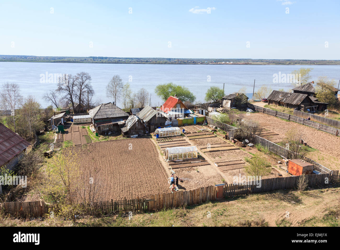 Russo stile di vita suburbana: abitazioni locali, i giardini e le piccole aziende dal Riverside, fiume Kama, Perm, Russia Foto Stock