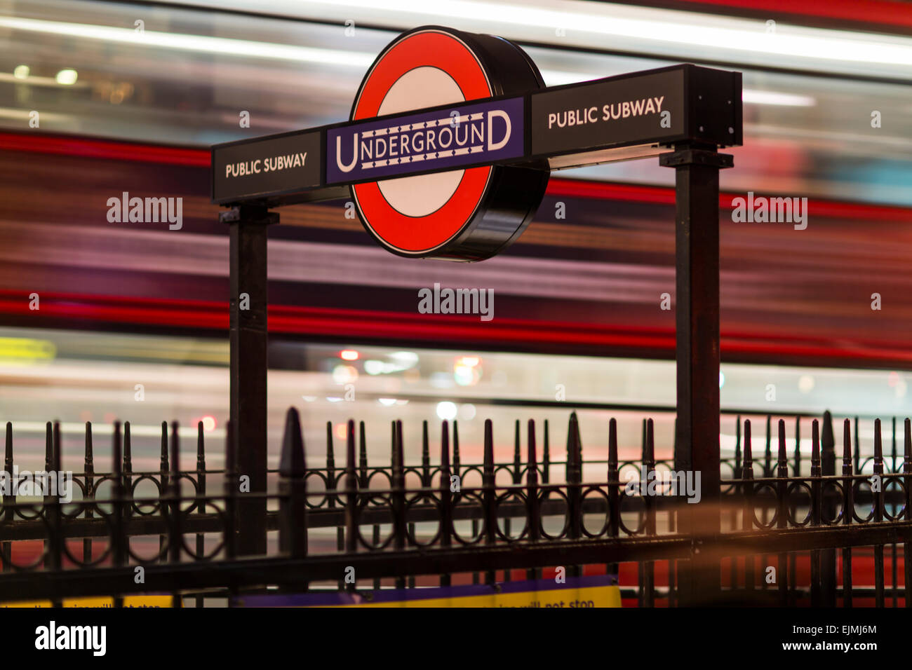 Segno della metropolitana, autobus e luci. Trafalgar Square, Londra Foto Stock