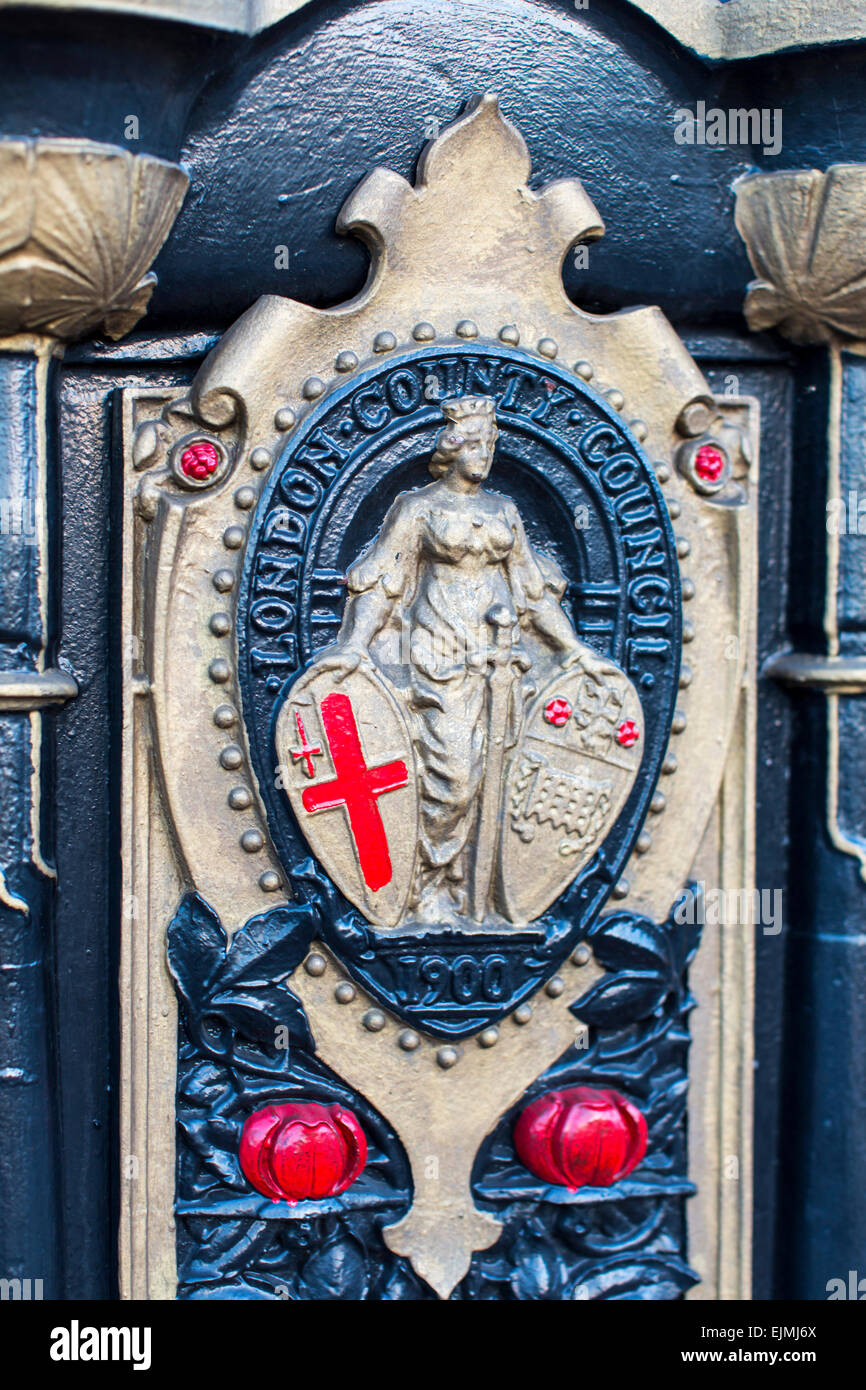 Ghisa verniciata lampione con stemma, decorazione. Londra Foto Stock