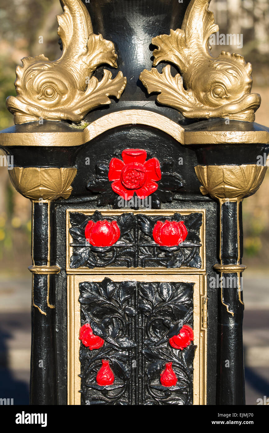 Ghisa verniciata lampione con stemma, decorazione. Londra Foto Stock