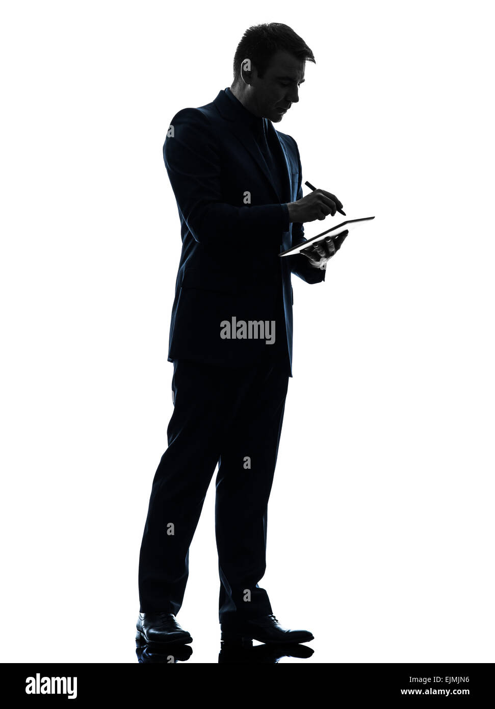 Un business man tenendo la penna digitale compressa dello stilo in silhouette su sfondo bianco Foto Stock