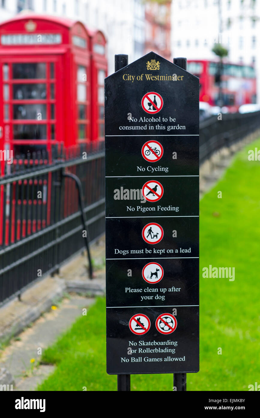 Park segno rosso, cabine telefoniche, Berkeley Square Gardens, Londra Foto Stock