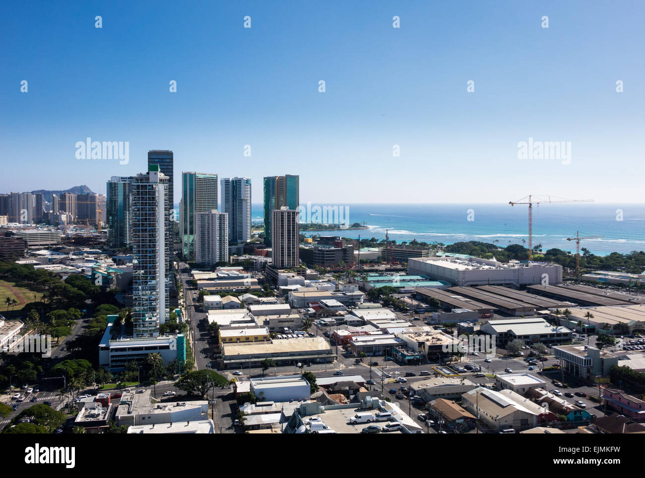 Vista su Waikiki che mostra i nuovi appartamenti in costruzione come la città di Honolulu si espande su Oahu, Hawaii Foto Stock