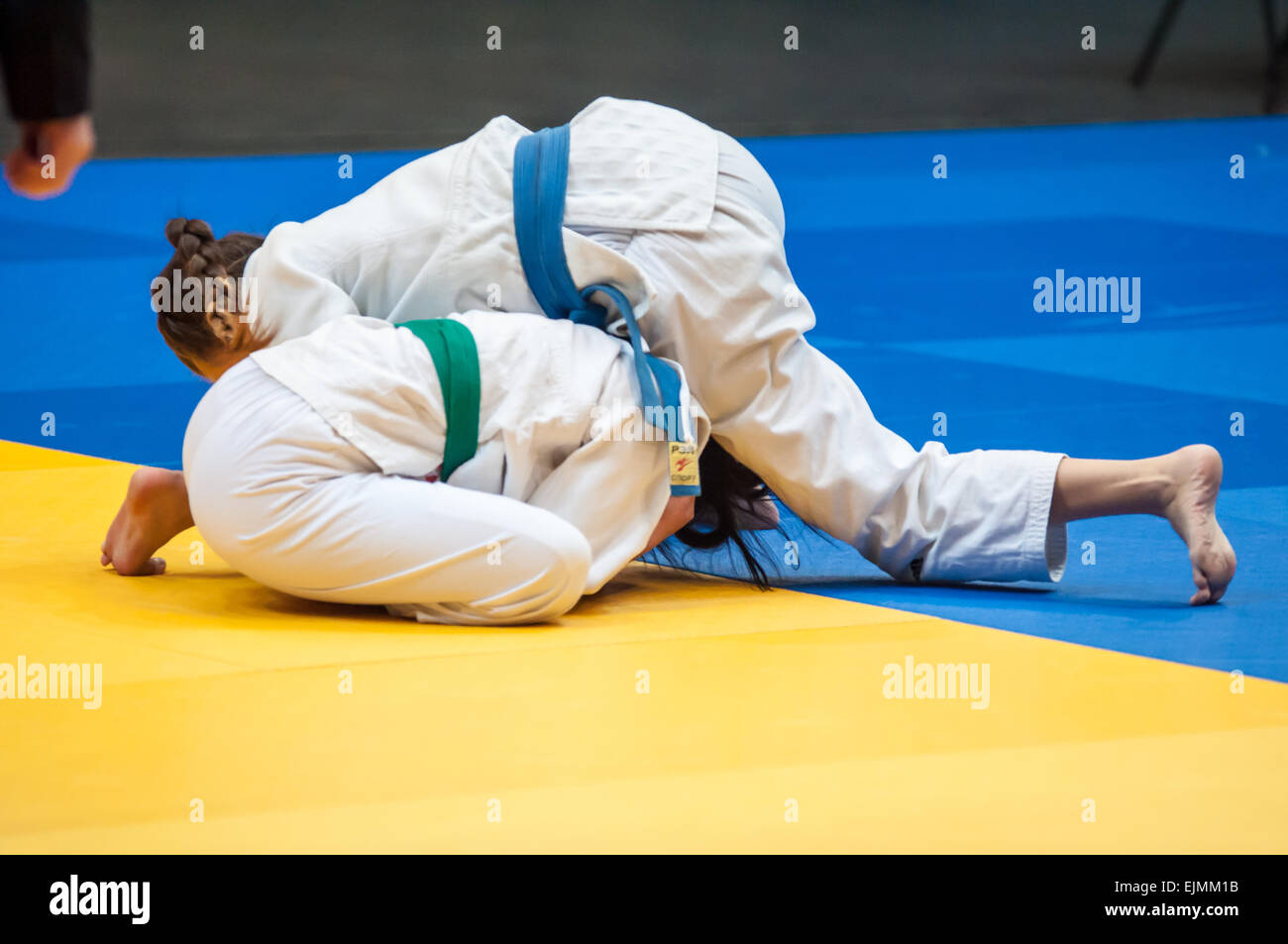 ORENBURG, regione di Orenburg, Russia, 29 Novembre, 2014 anno. Campionato di Judo tra ragazzi e ragazze. Ragazza judoka Foto Stock