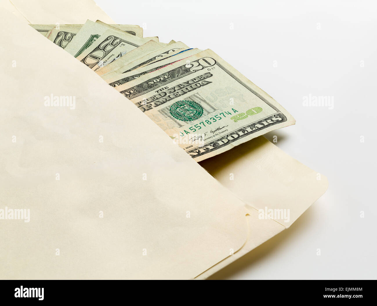 Pila di utilizzato $20 US valuta le fatture o note in una busta in un concetto foto per un regalo o un pagamento Foto Stock