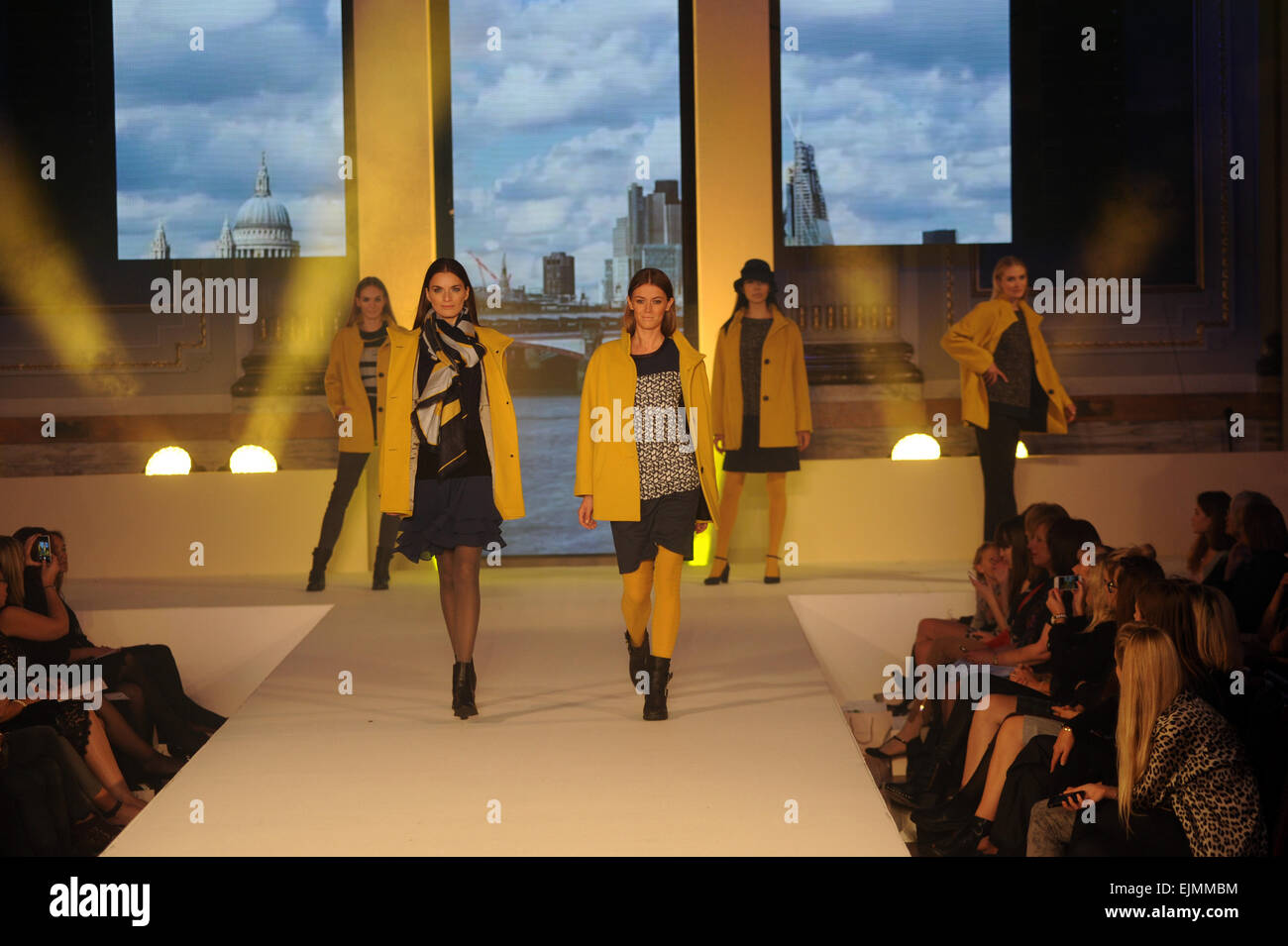 Londra, UK, 4 ottobre 2014, Modelli infermieri a piedi passerella Coatwalk 2014 fashion show ospitato dal British fashion house Jacques Vert ad un grande George Street aiuto Macmillan Cancer Support. Foto Stock