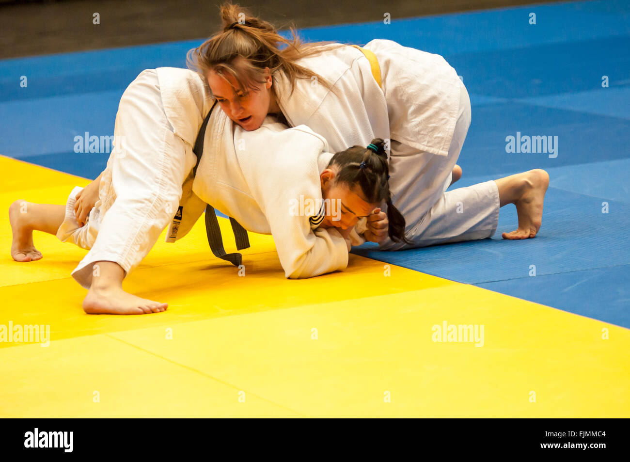 ORENBURG, regione di Orenburg, Russia, 29 Novembre, 2014 anno. Campionato di Judo tra ragazzi e ragazze. Il duello dei due judoka Foto Stock