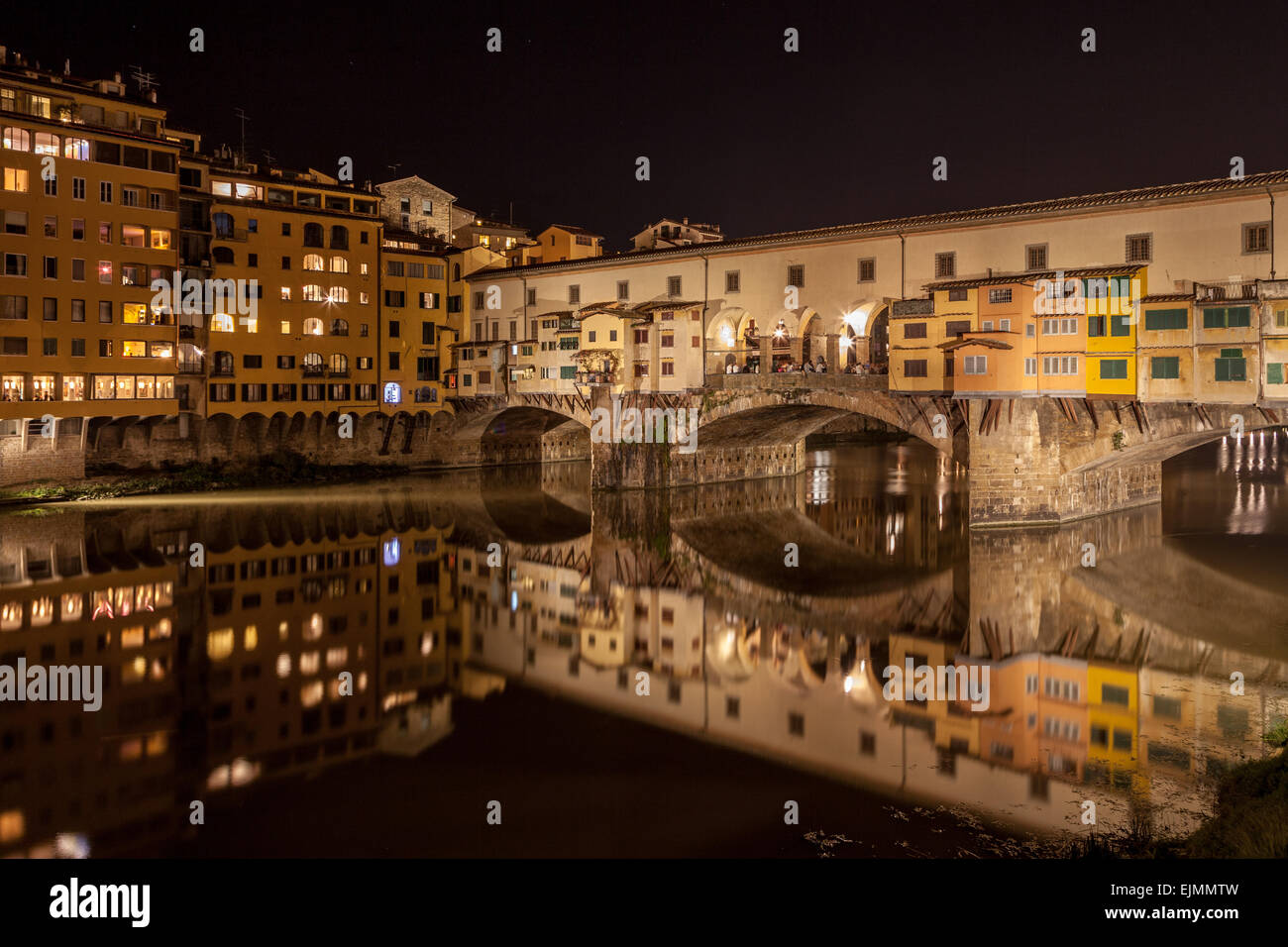 Riflessi dorati di ponte storico Ponte Vecchio e sul fiume Arno, serata a Firenze Italia Foto Stock