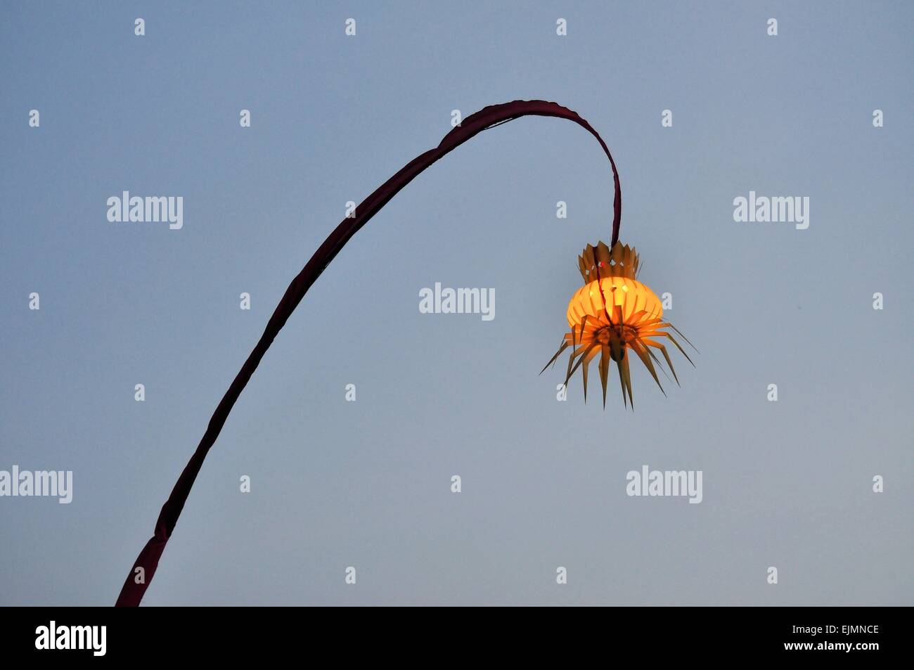 Penjor tradizionale strada lampada a Bali e Java, Indonesia Foto Stock