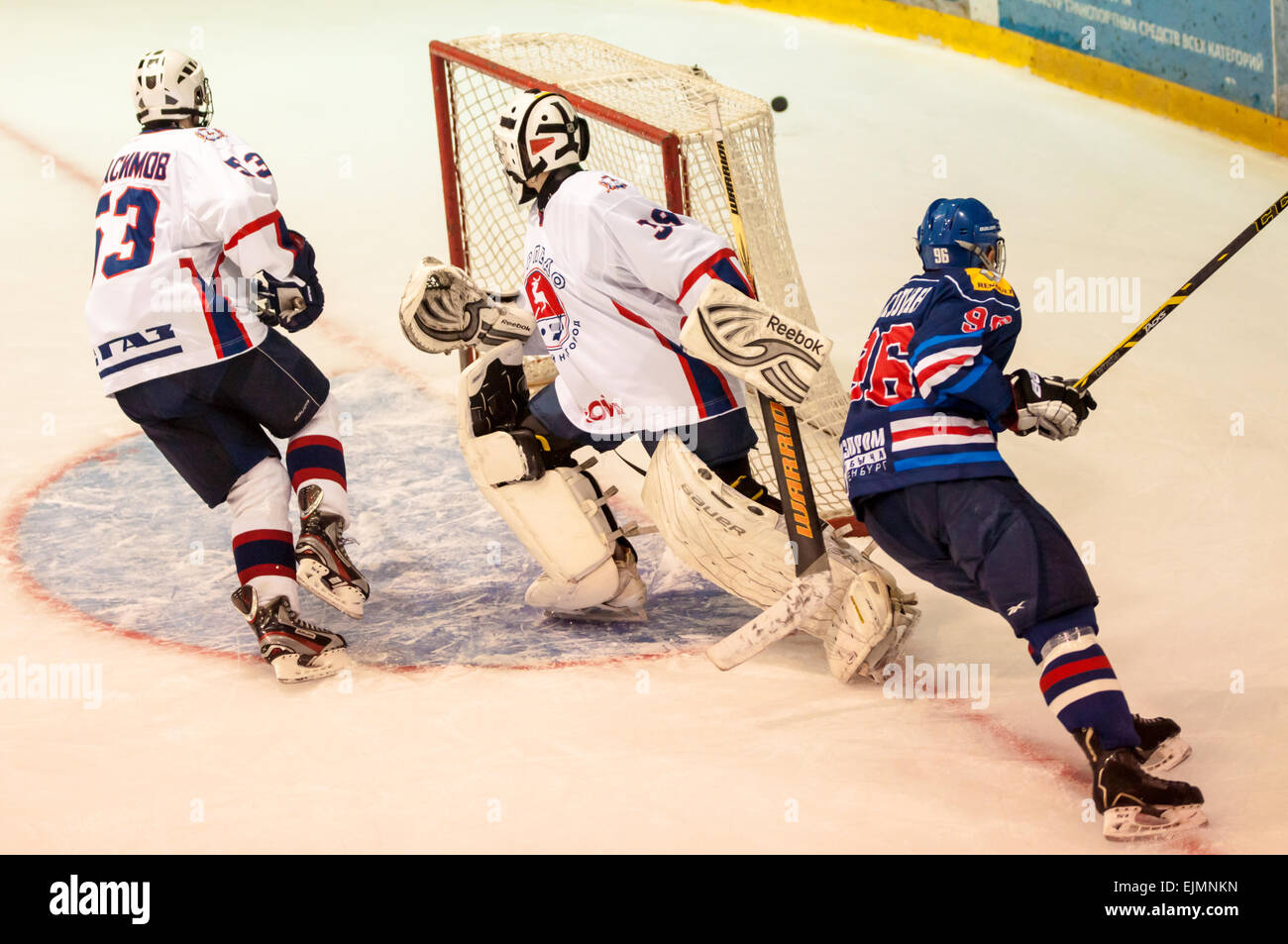 ORENBURG, regione di Orenburg, Russia, 19 ottobre, 2014 anno. Junior Hockey League match del campionato Junior-Gazprom dobycha Orenburg (Orenburg) - Siluro (Nizhny Novgorod) Foto Stock