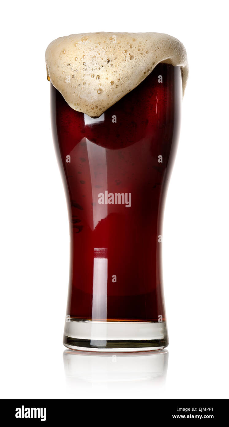 La schiuma sulla birra nera in vetro isolato su bianco Foto Stock