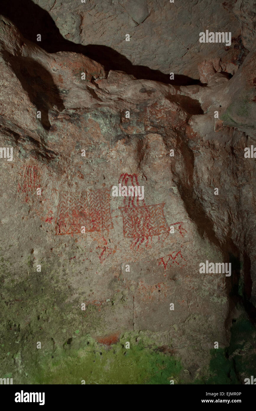 Antica pittura rupestre presso il sito preistorico di sepoltura di Harimau Cave, Padangbindu, Sumatra del Sud, Indonesia. Foto Stock