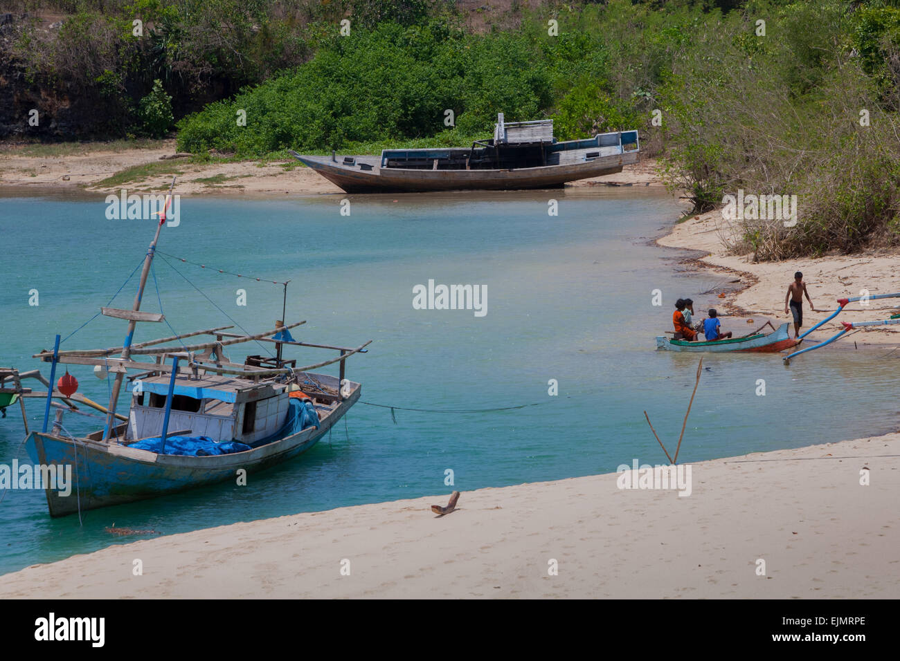 Una spiaggia sabbiosa e barche da pesca su un mare simile a una laguna nella spiaggia di pescatori di Pero in Pero Batang villlage, Kodi, Southwest Sumba, Indonesia. Foto Stock