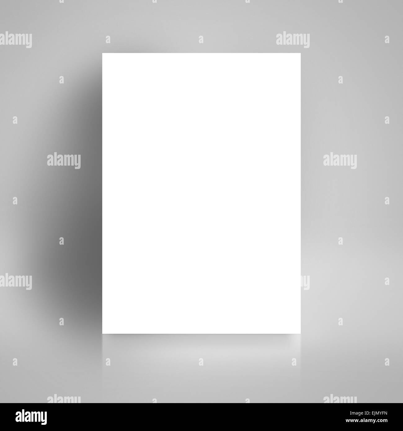 Vuoto bianco Poster della carta appoggiata su bianco Studio della parete della camera come copia di spazi per la progettazione e il modello Mock up per aggiungere il vostro testo. Foto Stock