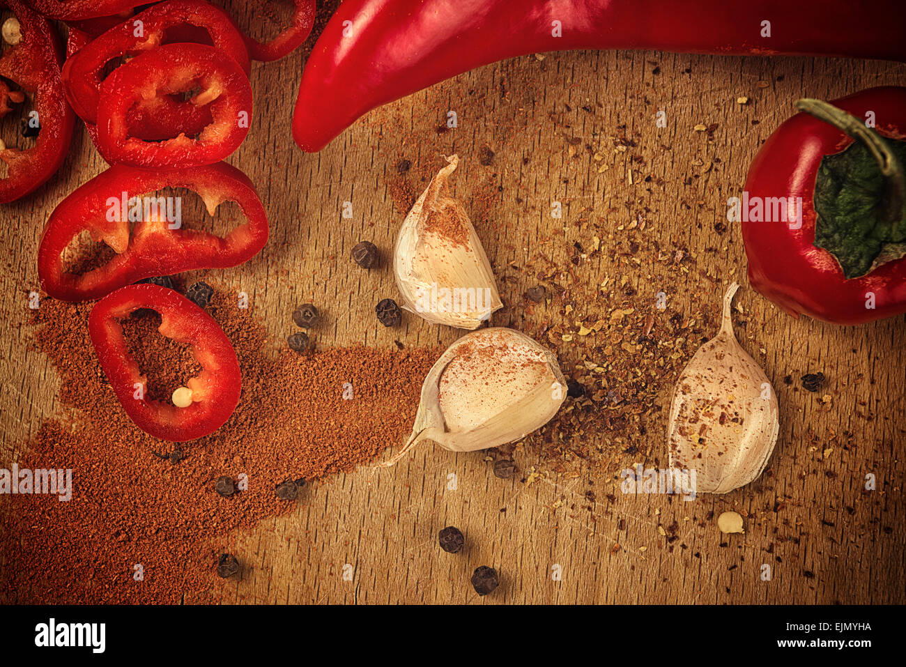 Red Hot Chili Pepper, spezie e aglio organico sulla cucina in legno piastra come cibo caldo ingredienti per piccante cucina piccante. Foto Stock