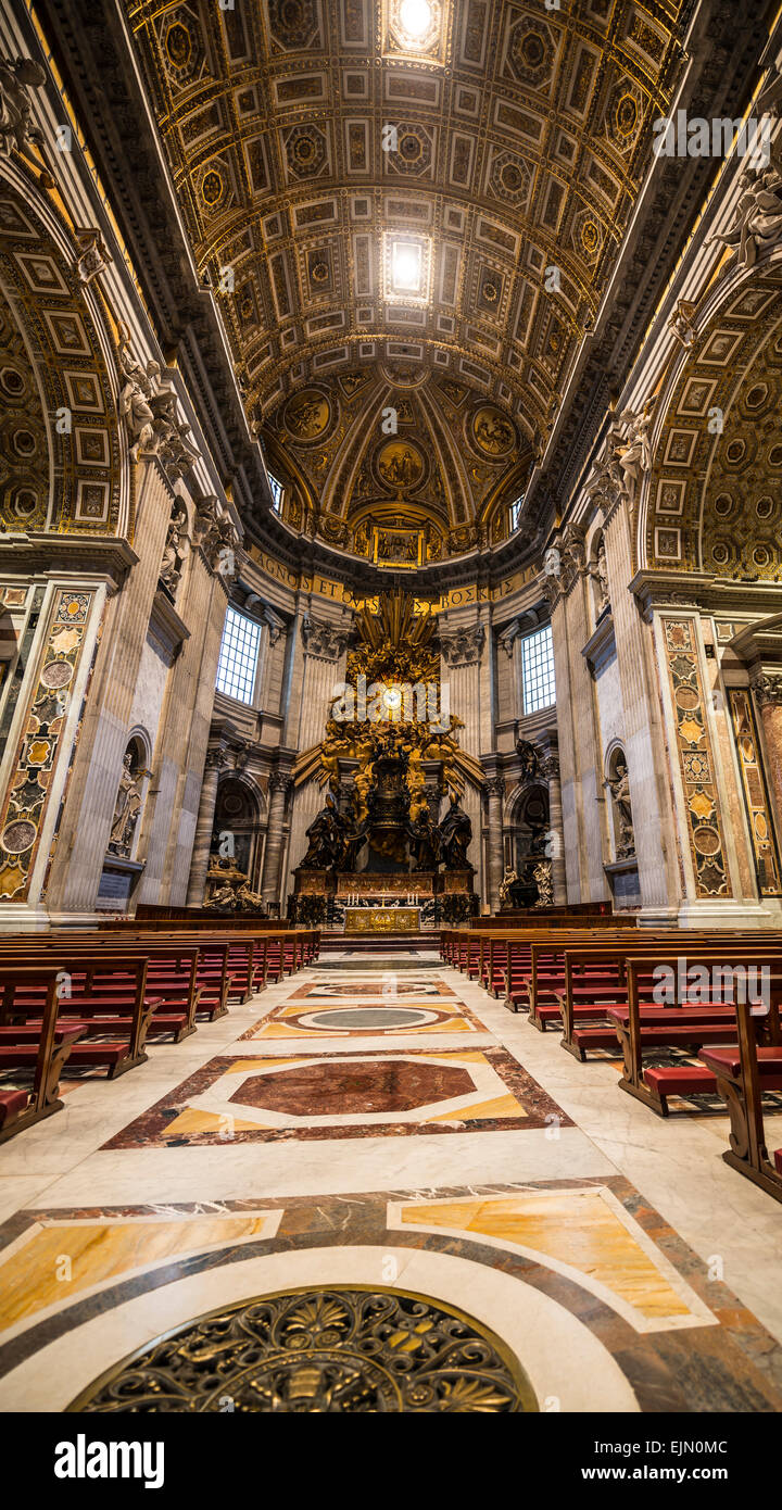 Area a cupola e altare papale nella Basilica di San Pietro, la Fontana di Trevi, Roma, lazio, Italy Foto Stock