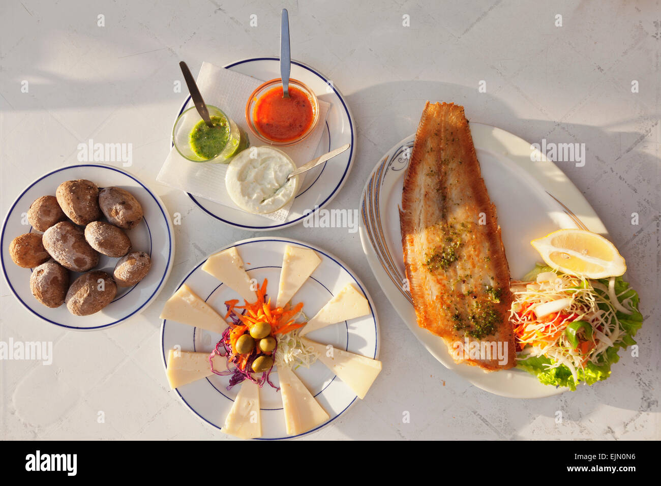 Papas arrugadas con mojo, stropicciata di patate con salsa di mojo, pesce fritto e un vassoio di formaggi con formaggio delle Canarie, La Gomera Foto Stock