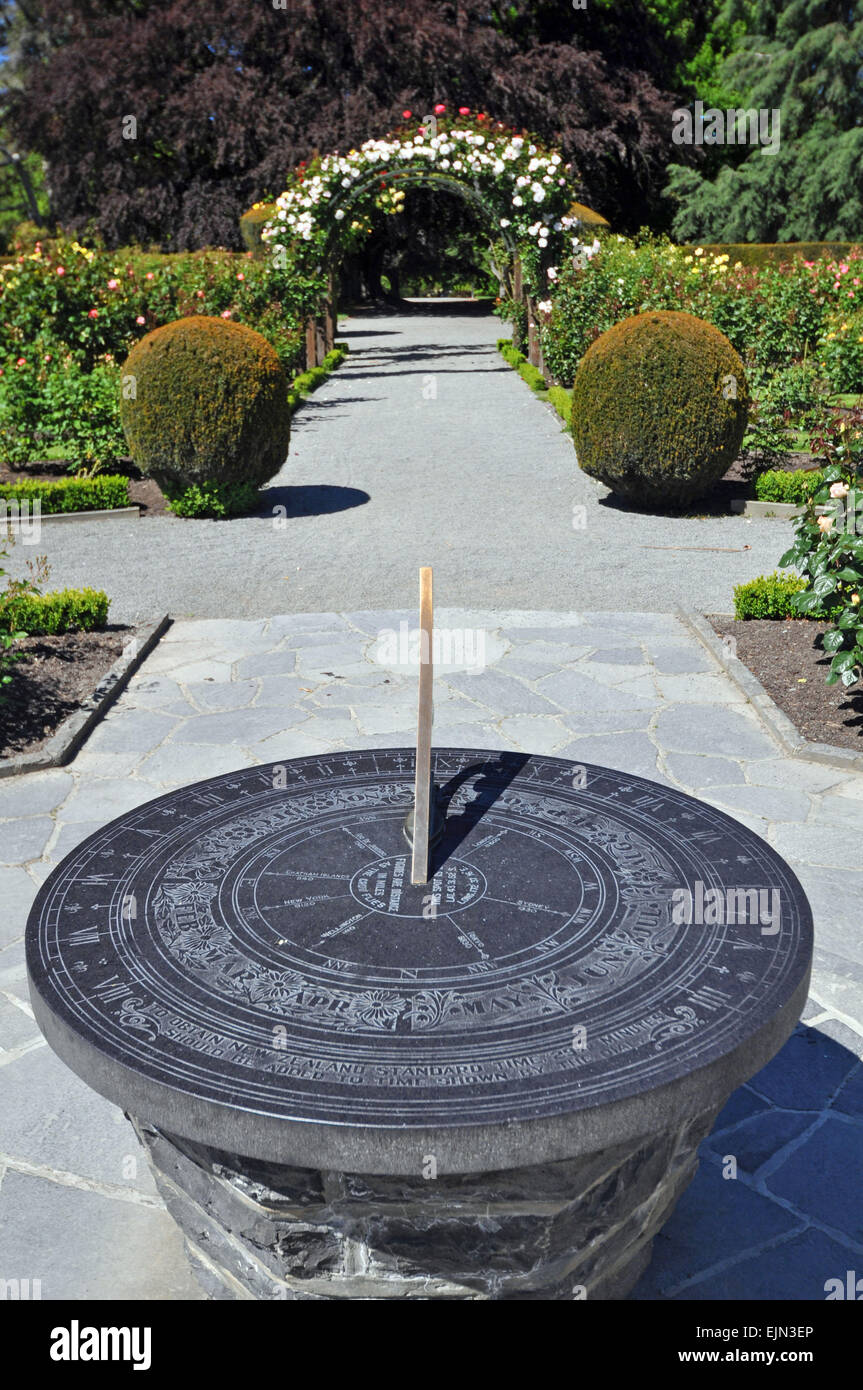 Sun dial è in stile inglese, Lady Norwood giardini di rose in Christchurch Giardini Botanici, Nuova Zelanda. Foto Stock