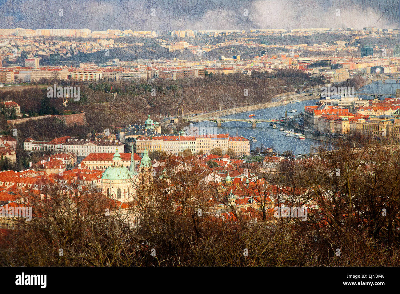 Vintage retrò testurizzato effetto immagine panoramica di Praga da Petrin Hill al tramonto in inverno (effetto grunge, texture aggiunto) Foto Stock