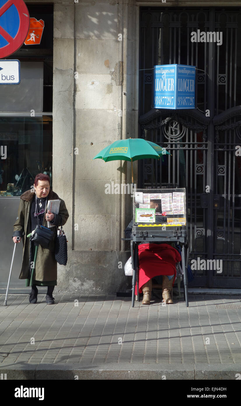 Una donna anziana e una donna vendita di biglietti della lotteria al di fuori del mercato La Boqueria a Barcellona, in Catalogna, Spagna Foto Stock