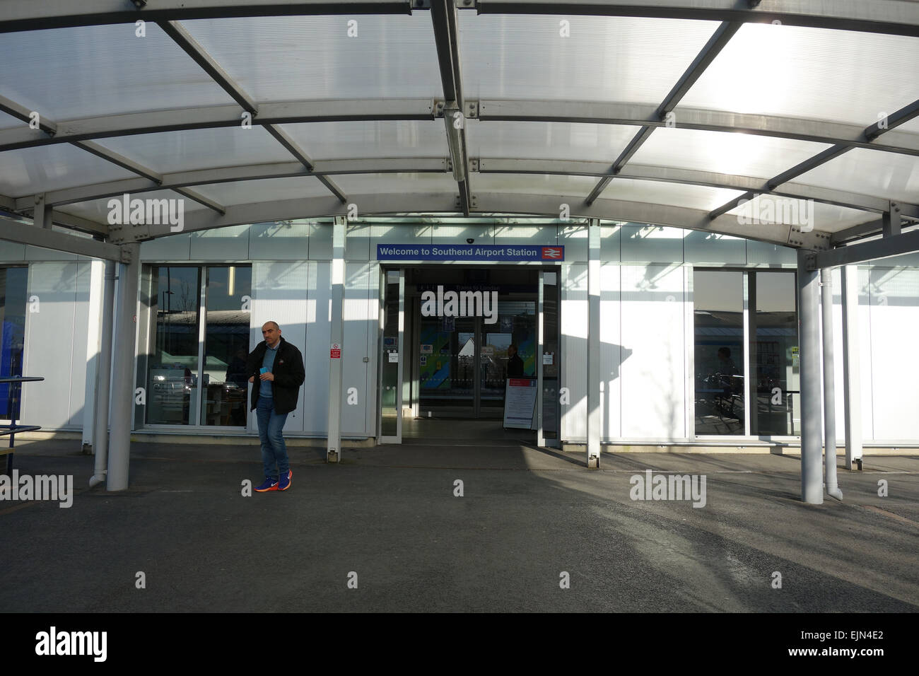 L'uomo lasciando la stazione ferroviaria al di fuori di Londra aeroporto di Southend, Southend, Essex Foto Stock