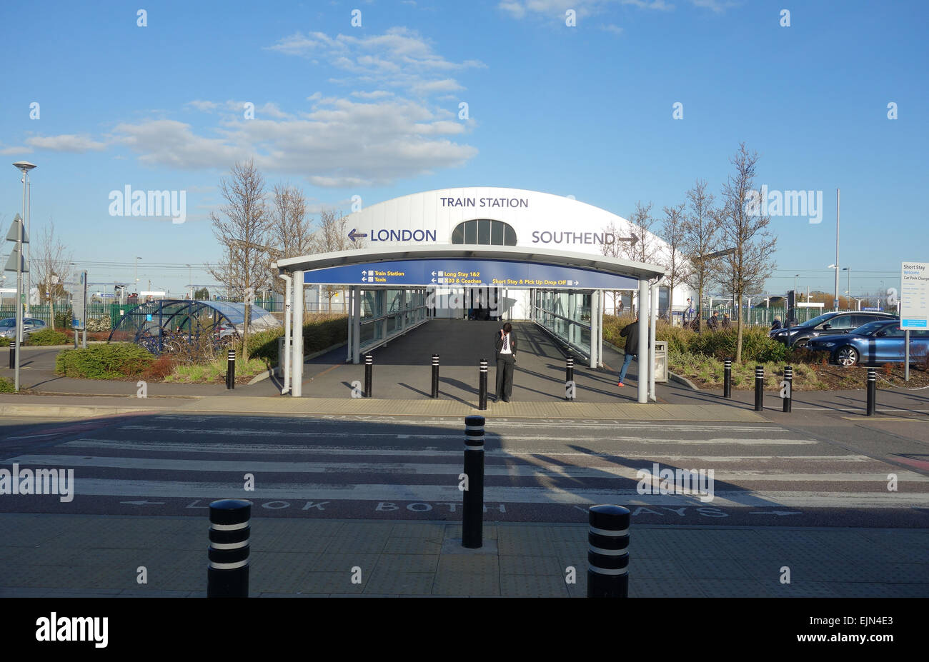 Scolaro in attesa fuori dall'ingresso alla stazione ferroviaria di Londra aeroporto di Southend, Southend, Essex Foto Stock