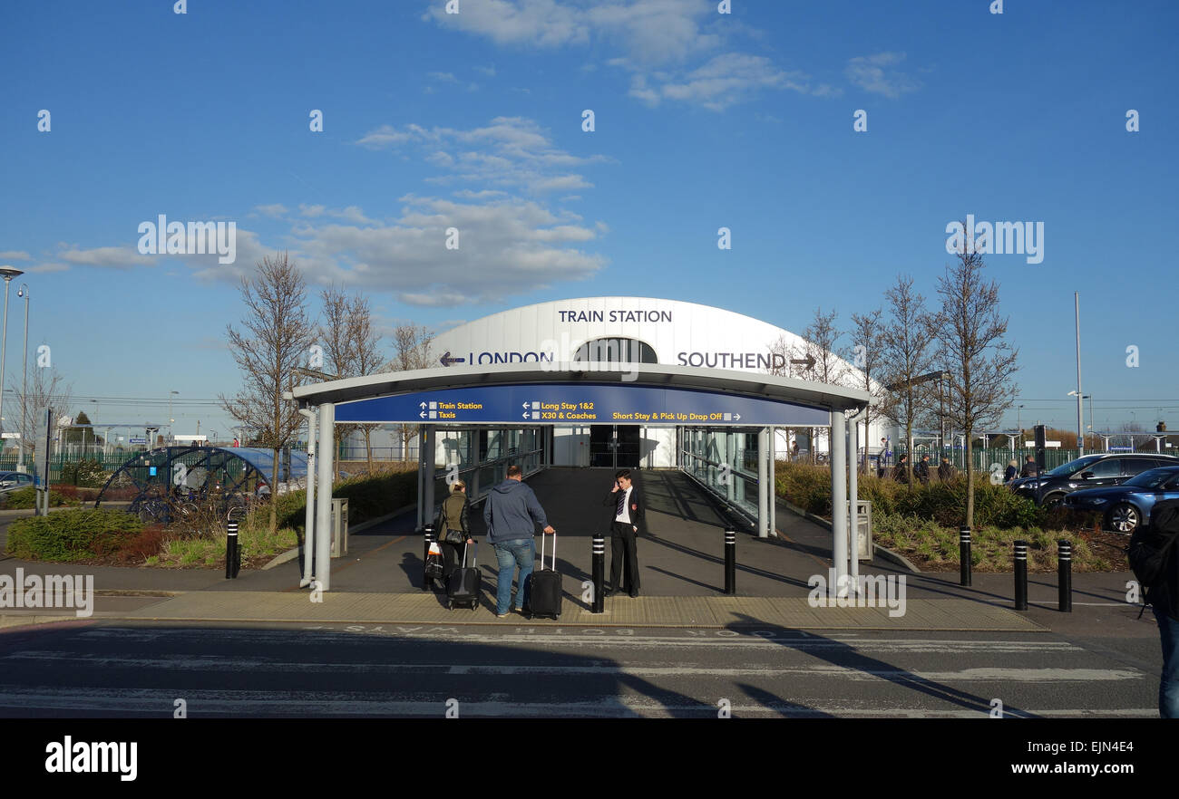 Al di fuori di Londra aeroporto di Southend, ingresso alla stazione ferroviaria, Southend, Essex Foto Stock