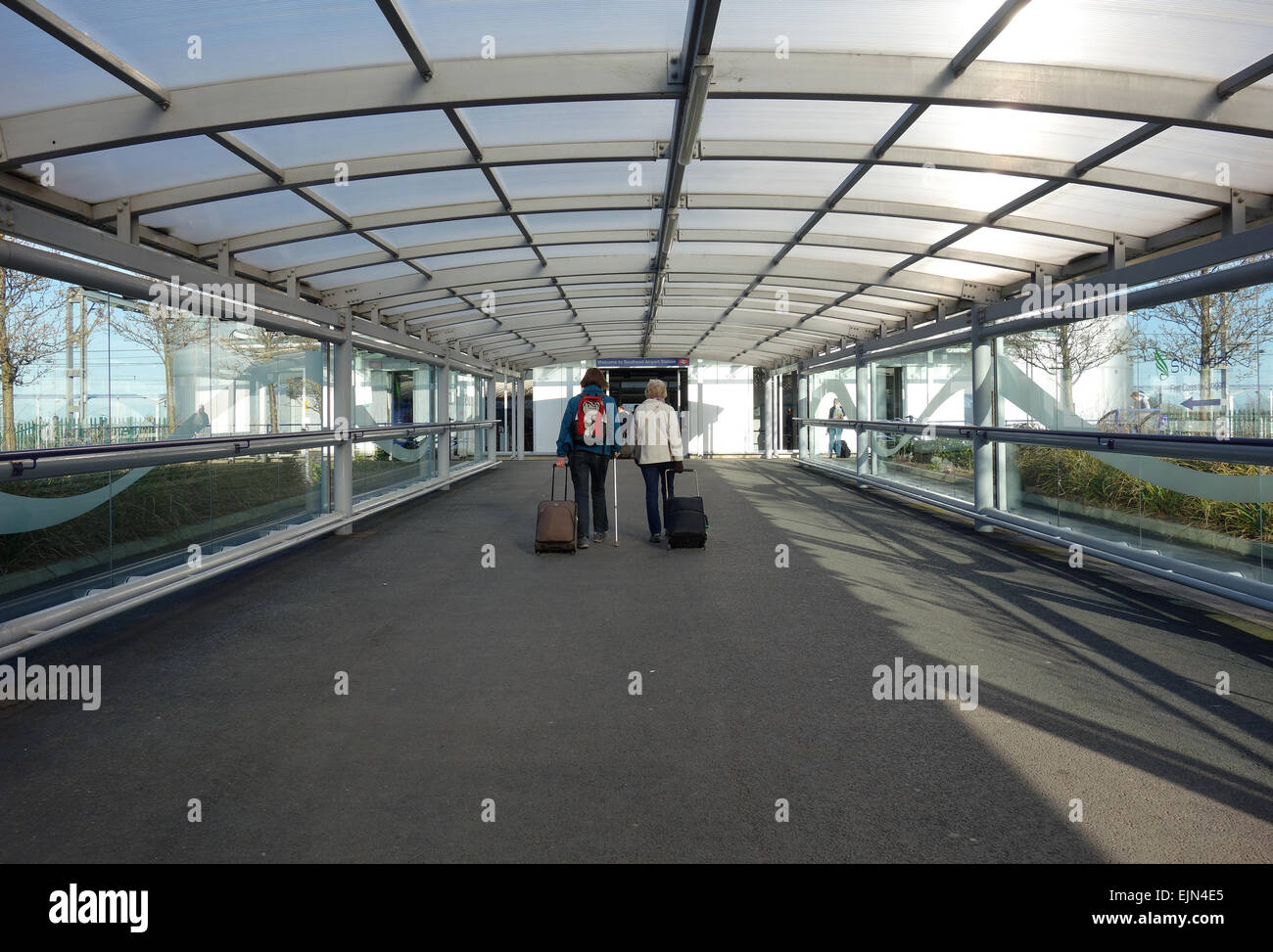 I passeggeri in partenza Londra aeroporto di Southend a piedi Stazione ferroviaria ingresso, Southend, Essex Foto Stock