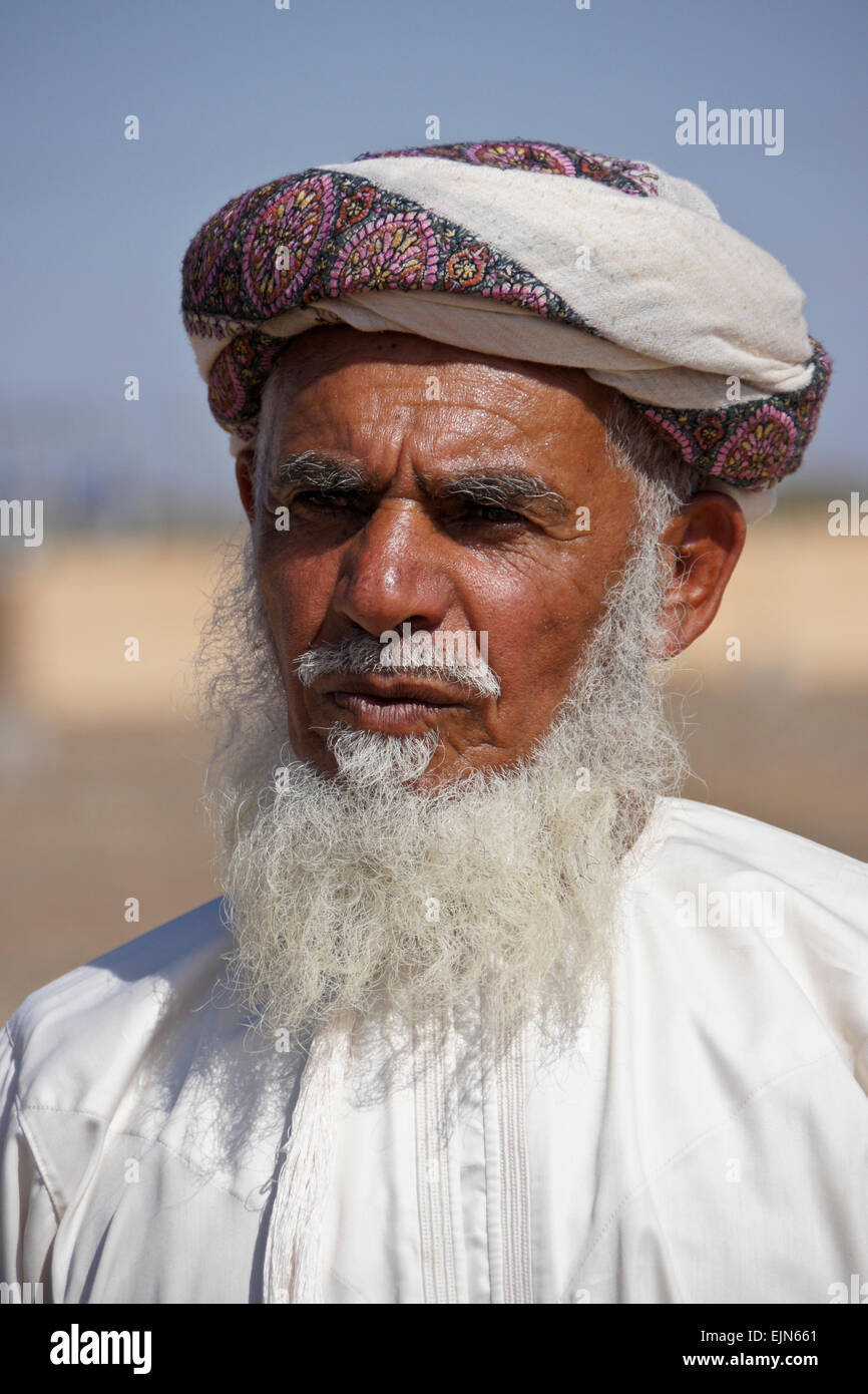 Anziani Omani uomo in abito tradizionale, il sultanato di Oman Foto Stock