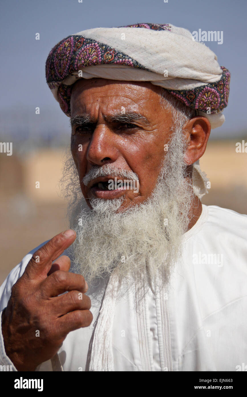 Anziani Omani uomo in abito tradizionale, il sultanato di Oman Foto Stock