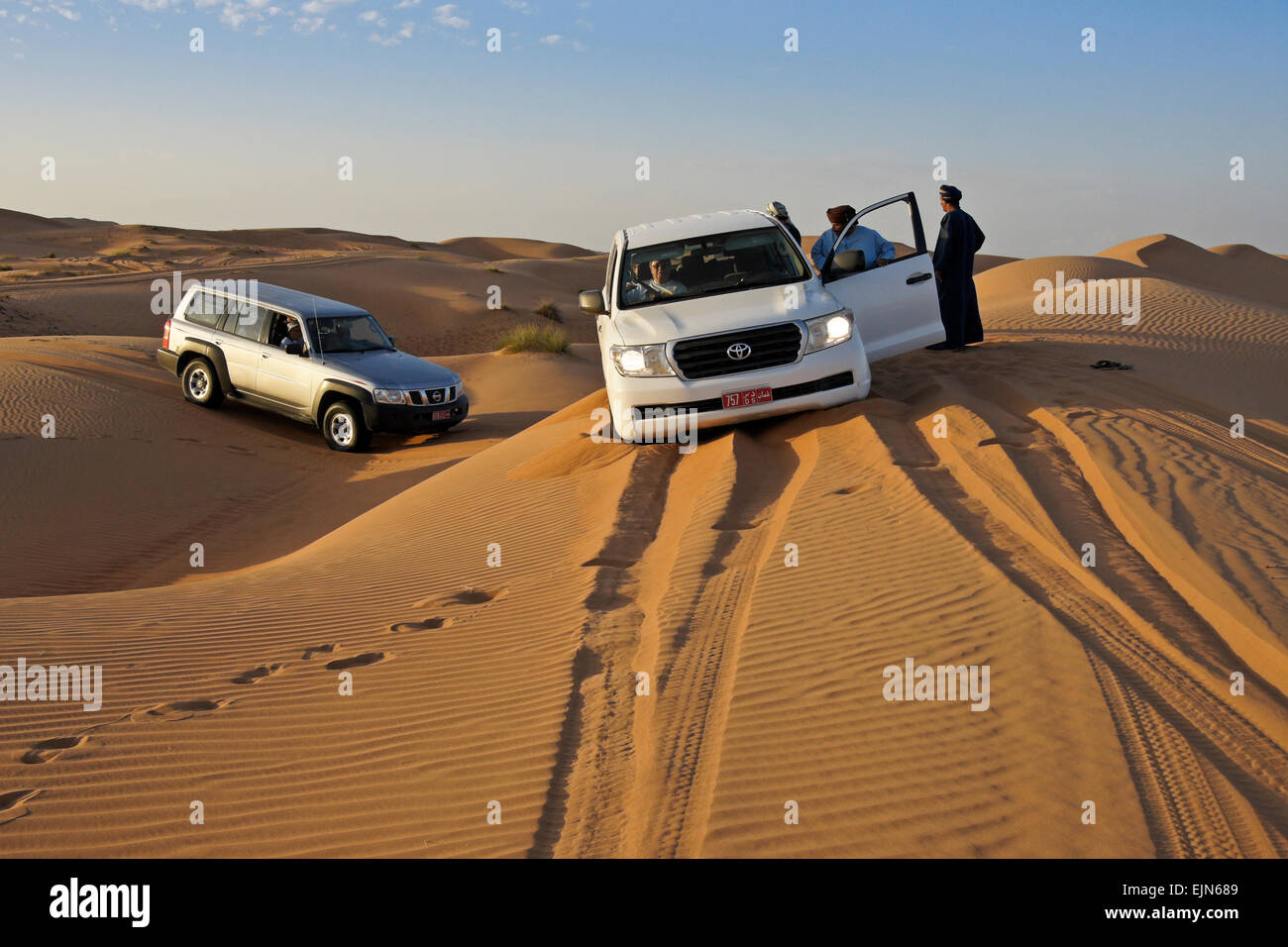 4WD veicolo turistico bloccato in sabbia, Sharqiya Sands (Wahiba Sands), Oman Foto Stock