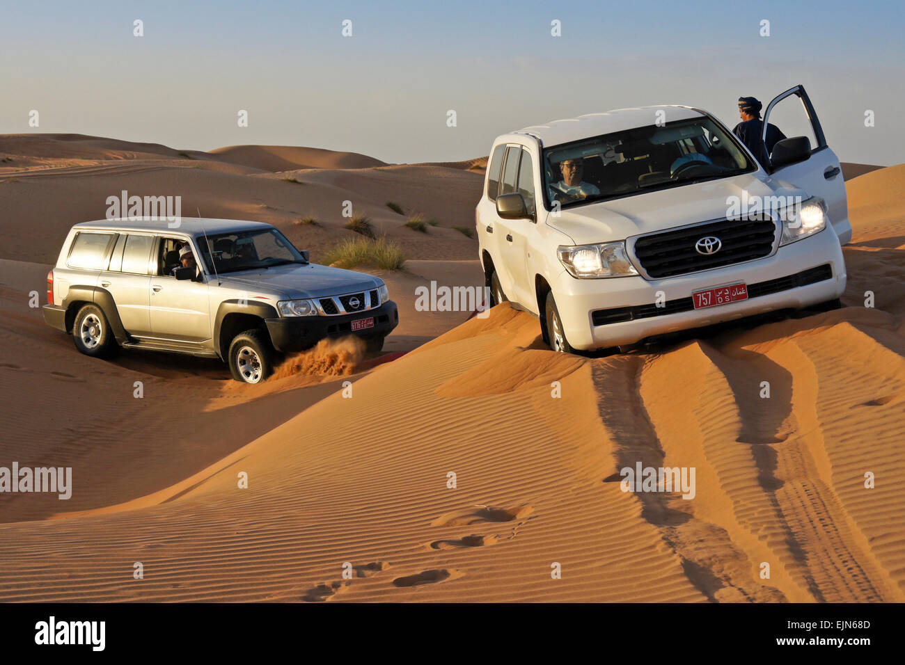 4WD veicoli turistici bloccati nella sabbia, Sharqiya Sands (Wahiba Sands), Oman Foto Stock