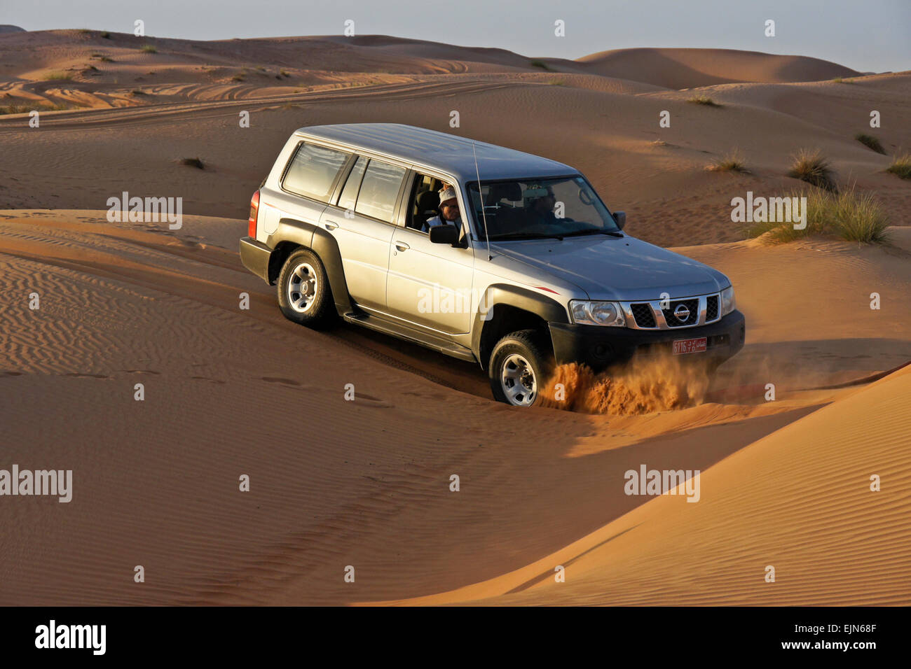 4WD veicolo turistico bloccato in sabbia, Sharqiya Sands (Wahiba Sands), Oman Foto Stock