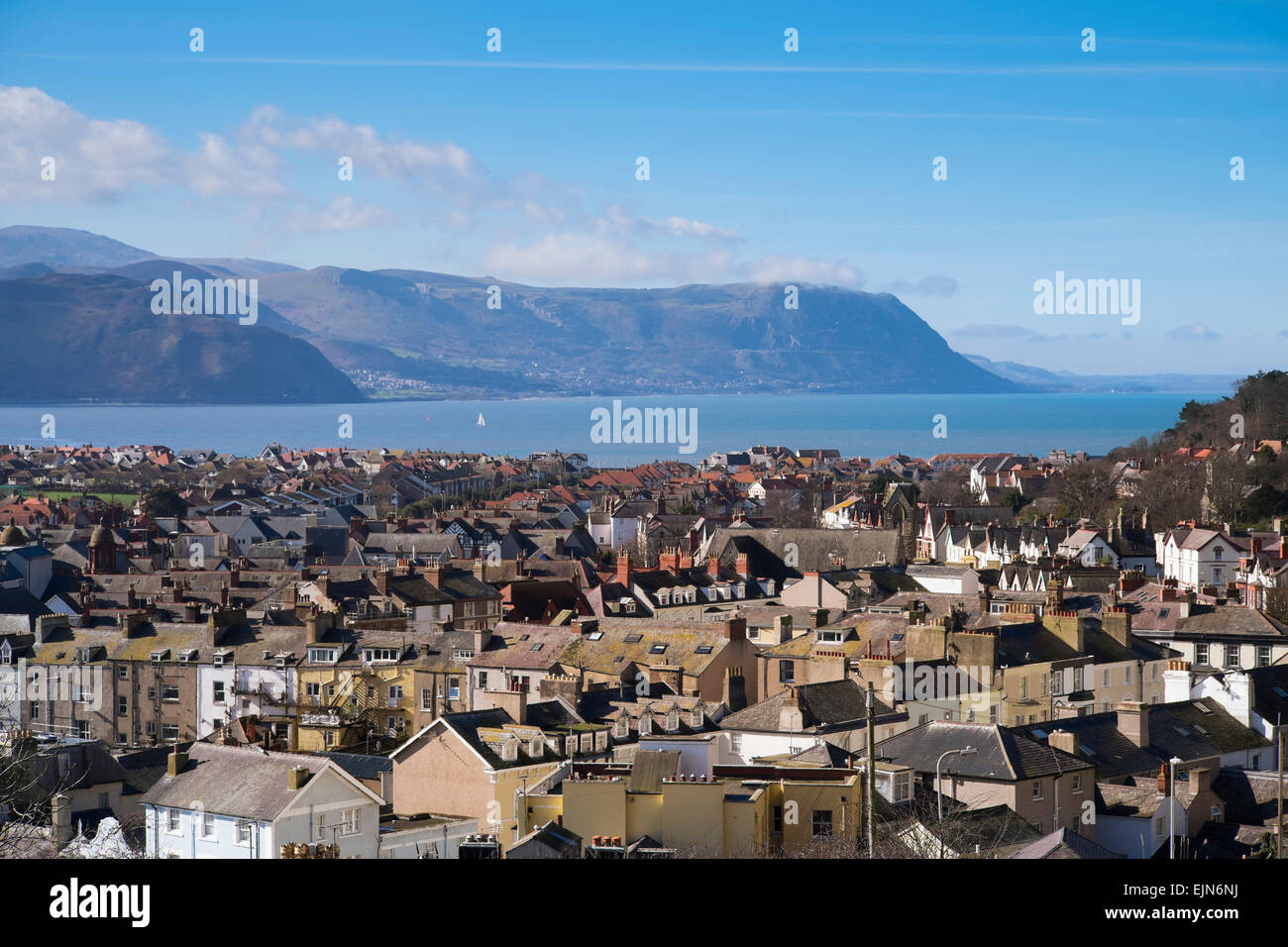 Il Welsh località di Llandudno visto dal Great Orme con Snowdonia in background, Wales, Regno Unito Foto Stock