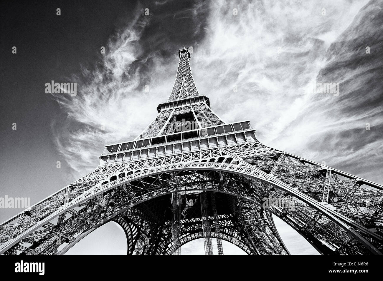 Drammatica vista della Torre Eiffel a Parigi, Francia. Immagine in bianco e nero, la stessa grana di pellicola aggiunti. Foto Stock