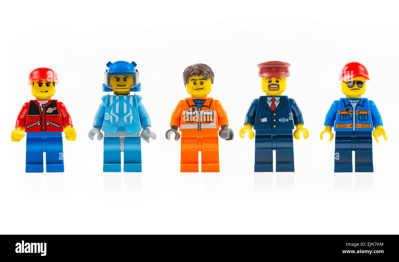 Un gruppo di cinque diversi lego mini personaggi isolati su bianco. Foto Stock