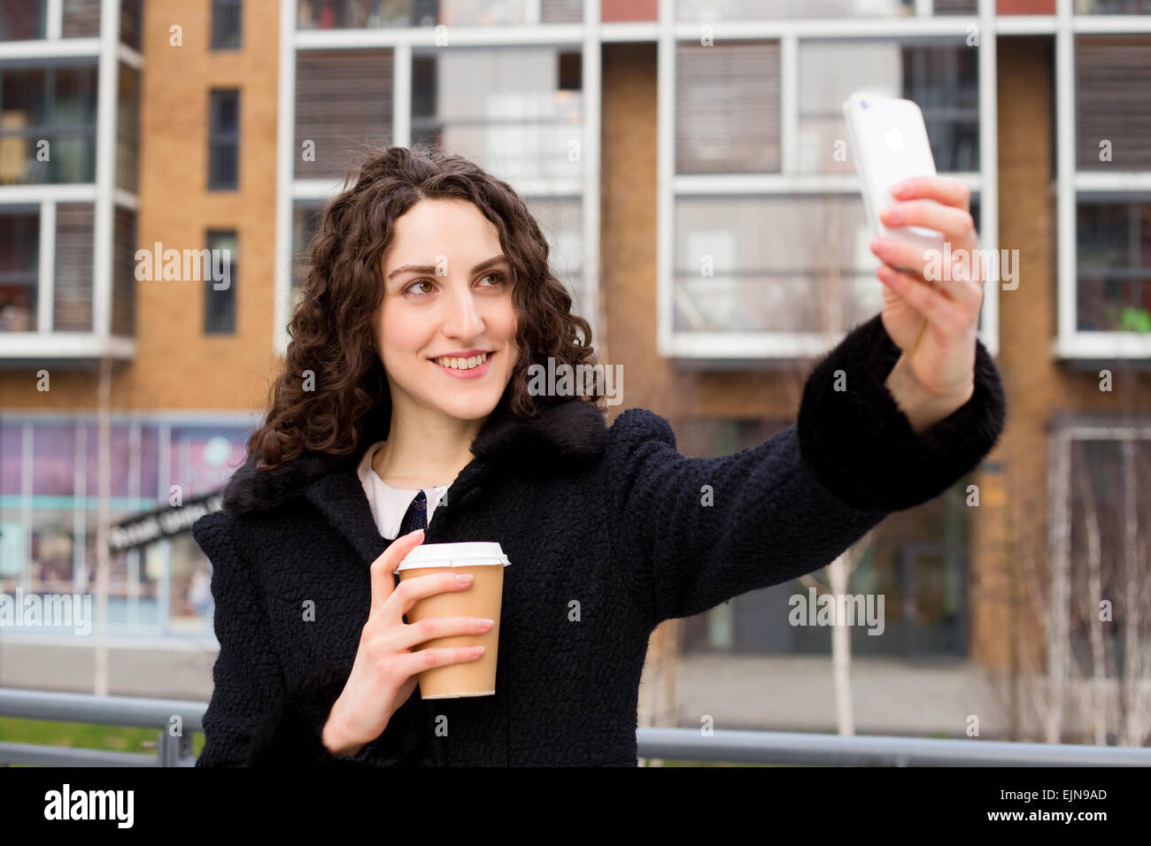 Giovane donna prendendo un selfie Foto Stock