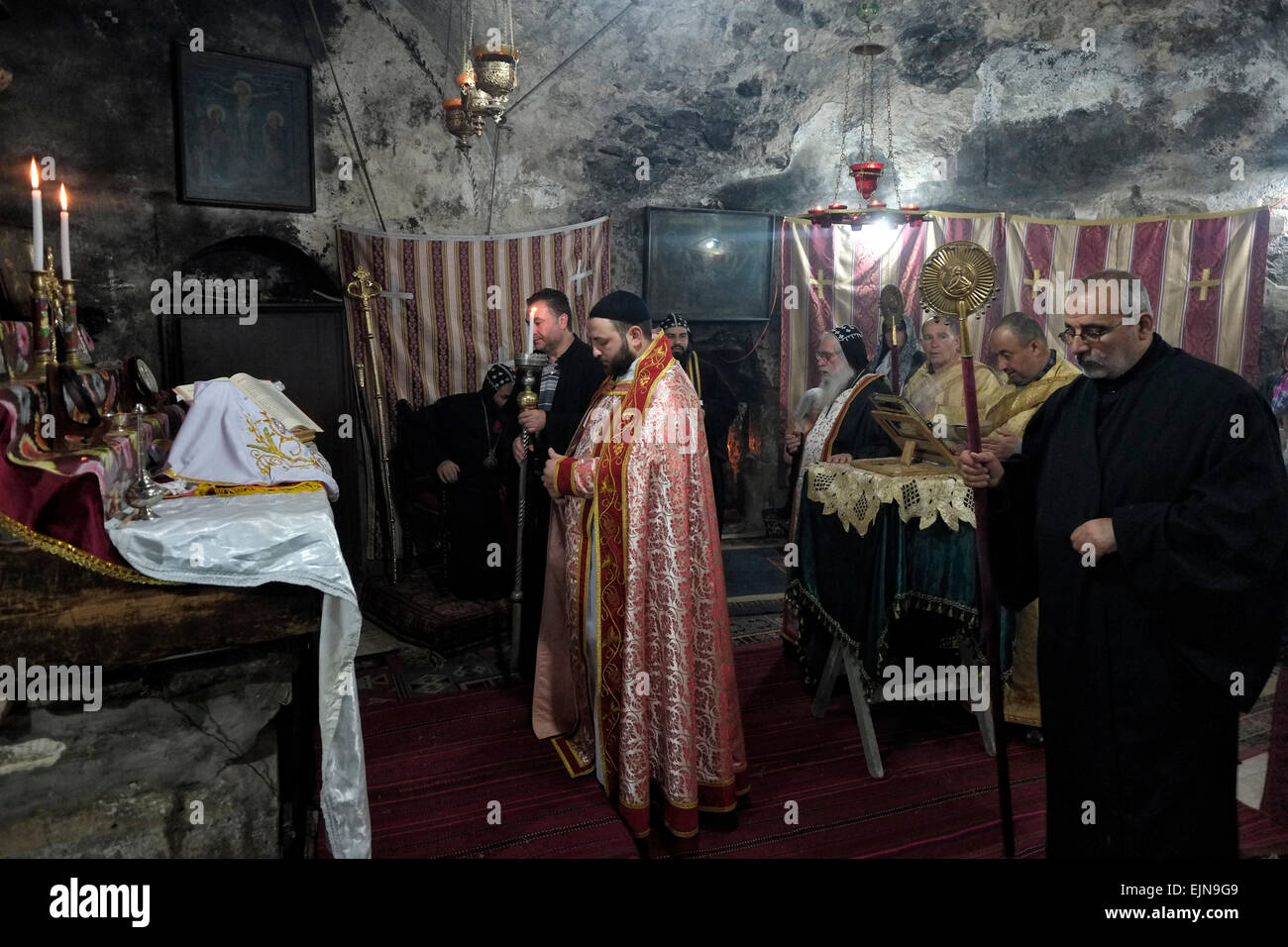 Ortodossa Siriaca chierici che partecipano a domenica cerimonia presso il siriaco cappella ortodossa di San Giuseppe di Arimatea e San Nicodemo chiamato anche giacobita cappella all interno la chiesa del Santo Sepolcro nel quartiere cristiano di Gerusalemme Est Israele Foto Stock