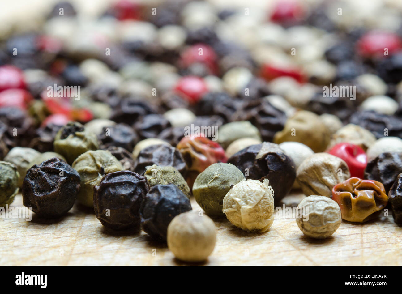 Peperoni di colori su una tavola di legno Foto Stock
