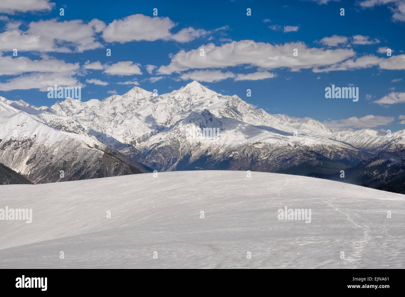 Nuvole passando le montagne del Caucaso in provincia di Svaneti Foto Stock
