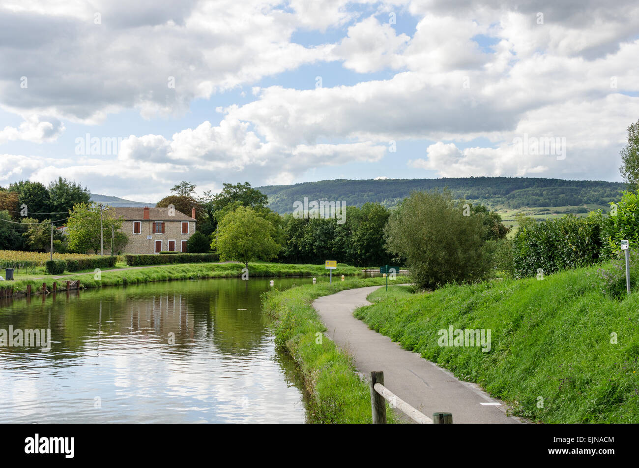 Il Canal du Centre curve graziosamente attraverso la campagna della Borgogna nel villaggio di Remigny, Borgogna, Francia. Foto Stock