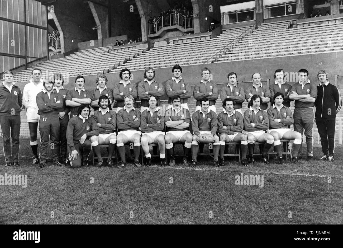 Il Galles v Francia, Cardiff, 18 marzo 1978. Team : Bancata posteriore : non noti non noto, John Bevan, Pat Daniels, Mike 'spike' Watkins, Graham Prezzo, Jeff Squire, Derek Quinnell, Allan Martin, Geoff ruota, Tony 'Charlie' Faulkner, Terry Cobner, Trevor Evans, J. Richardson, non noto. Prima fila : Brynmor Williams, Ray Gravell, Steve Fenwick, J. P. R. Williams, Bobby Windsor, Phil Bennett, Gareth Edwards, J. J. Williams, G. L. Evans. Foto Stock