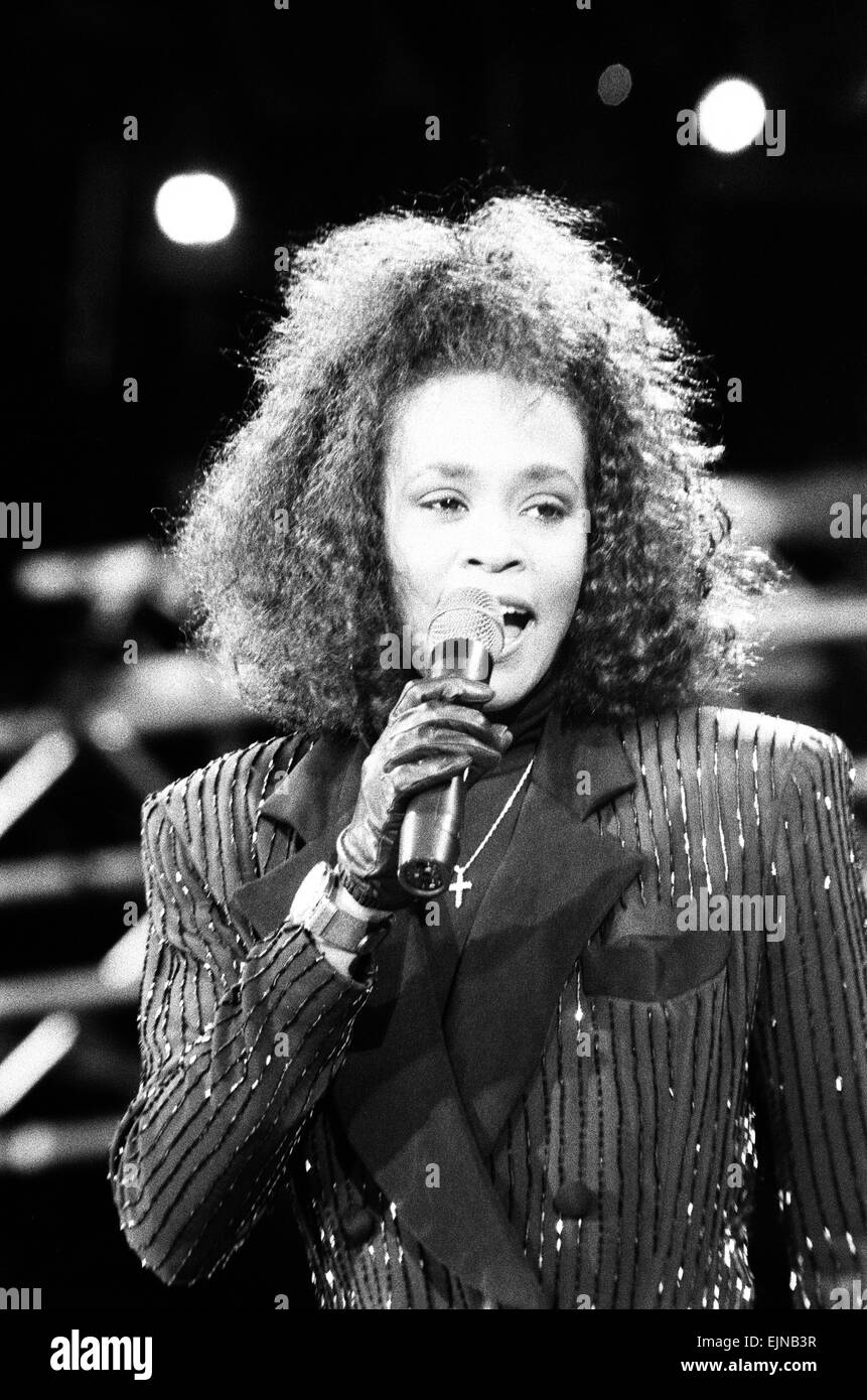 Whitney Houston a cantare all'Freedomfest: Nelson Mandela settantesimo compleanno, lo Stadio di Wembley, Londra, 11 giugno 1988. Foto Stock