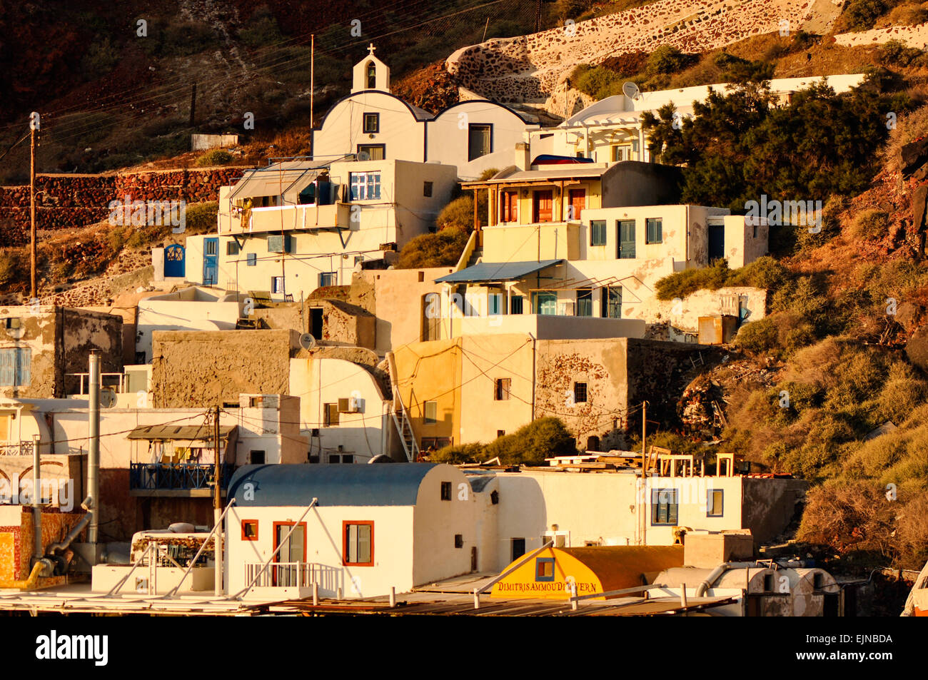 Golden Sunset on the cliff house a Santorini, Grecia. Foto Stock
