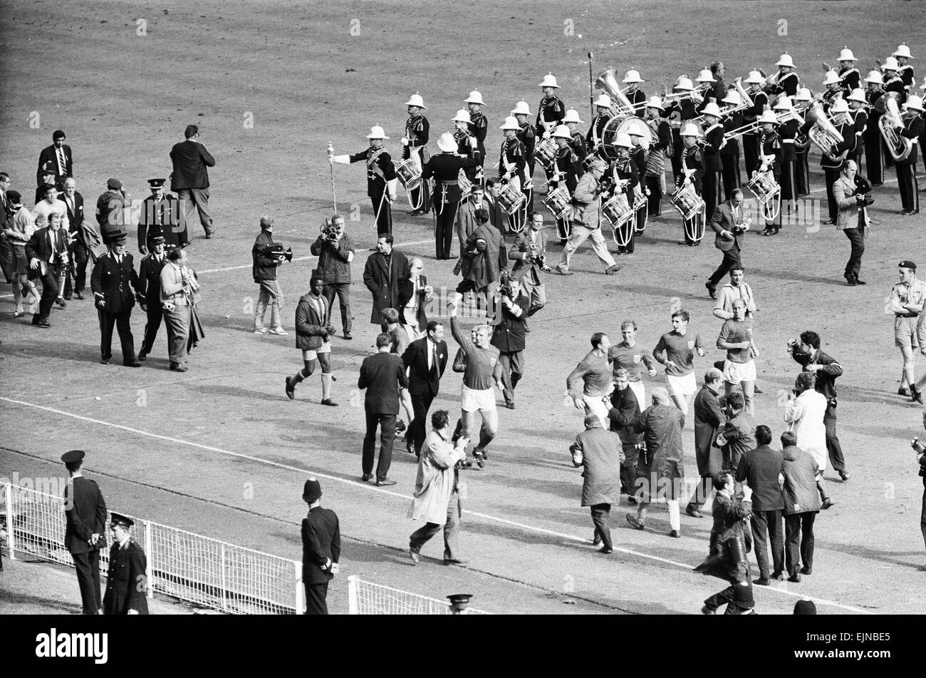 Inghilterra e Germania Ovest finale di Coppa del Mondo 1999, 30 luglio 1966. Le bande ammassato giocando un ritornello celebrativo, come l'Inghilterra ha intrapreso un meritato giro d'onore. Punteggio finale: Inghilterra 4-2 Germania Ovest A.E.T. *** Caption locale *** Inghilterra v Germania Ovest finale di Coppa del Mondo 1999, 30 luglio 1966. Punteggio finale: Inghilterra 4-2 Germania Ovest A.E.T. Foto Stock