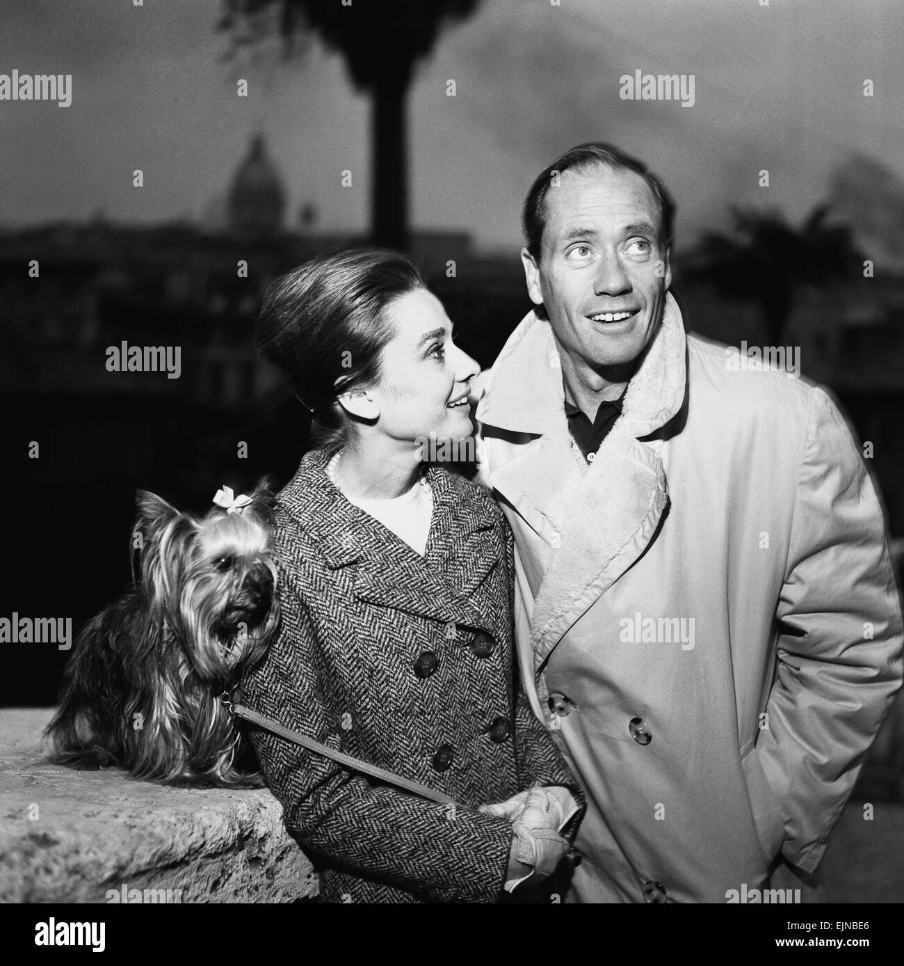 L'attrice Audrey Hepburn nella foto con il suo attore statunitense marito Mel Ferrer e il loro cane in Roma, Italia. 8 gennaio 1960. Foto Stock