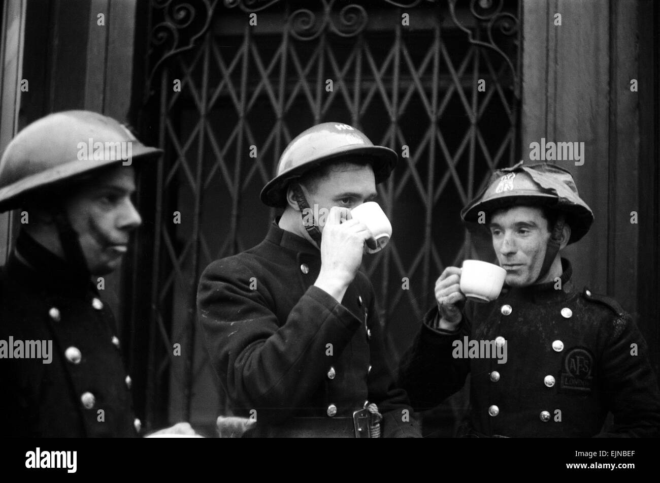 La funzione AFS vigili del fuoco avente un tea break durante un raid per luce diurna il 31 gennaio 1941. Foto Stock