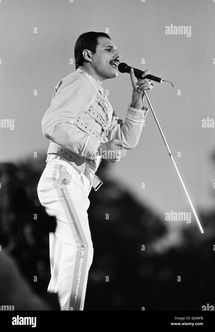 Gruppo Rock Queen in concerto a Knebworth festival pop. Cantante Freddie Mercury esibirsi sul palco. Il 9 agosto 1986. Foto Stock