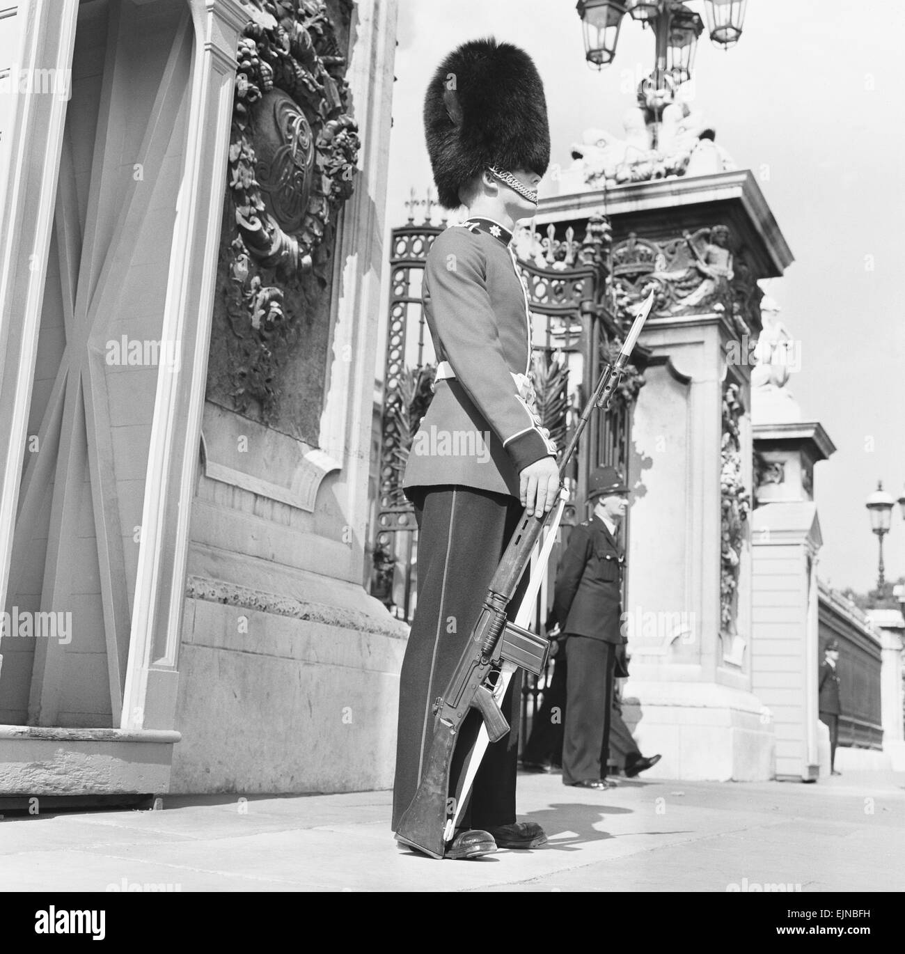 Le guardie Coldstream visto qui il montaggio della Guardia a Buckingham Palace con il nuovo FN belga fucile automatico. 1 Settembre 1959 Foto Stock
