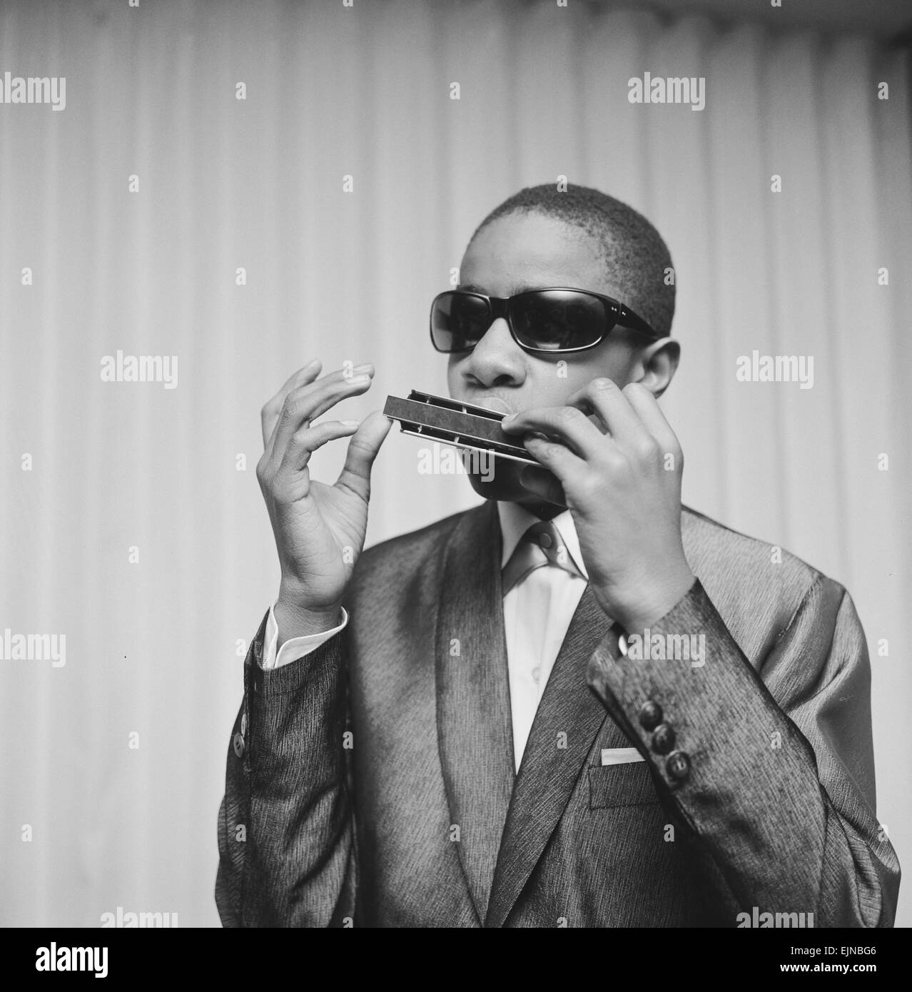 Stevie Wonder prodigio musicale che all'età di soli 13 anni ha dotato il Teatro Olimpico a Parigi in Francia per le ultime 2 settimane, la riproduzione di una vasta gamma di strumenti e cantava, raffigurato il 27 dicembre 1963. *** Caption locale *** Steveland Morris Foto Stock